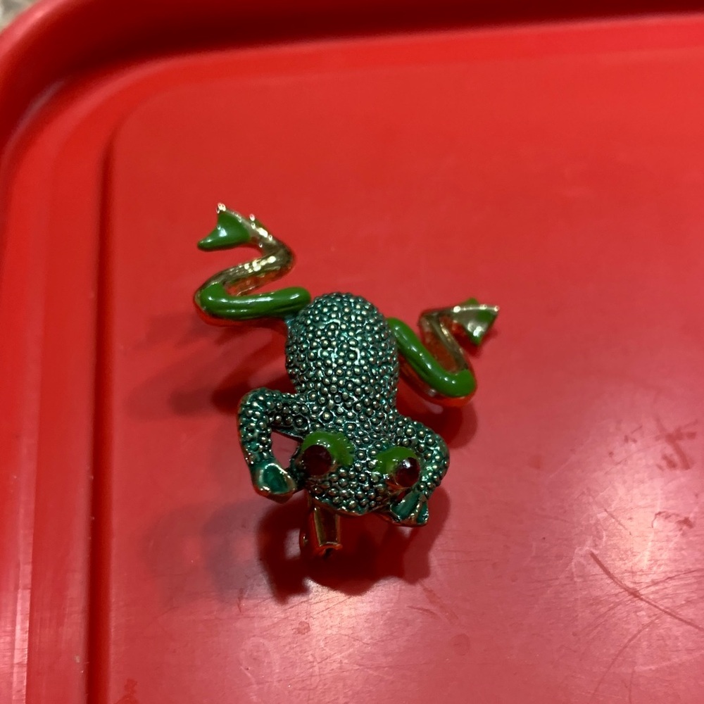 Elegant Green Frog Brooch